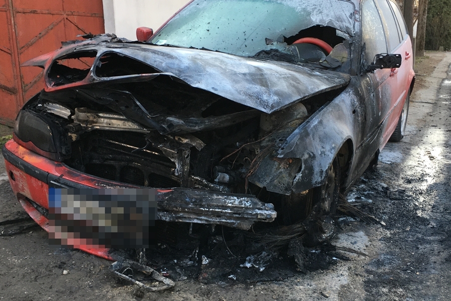 Kigyulladt egy autó az Árpád utcában