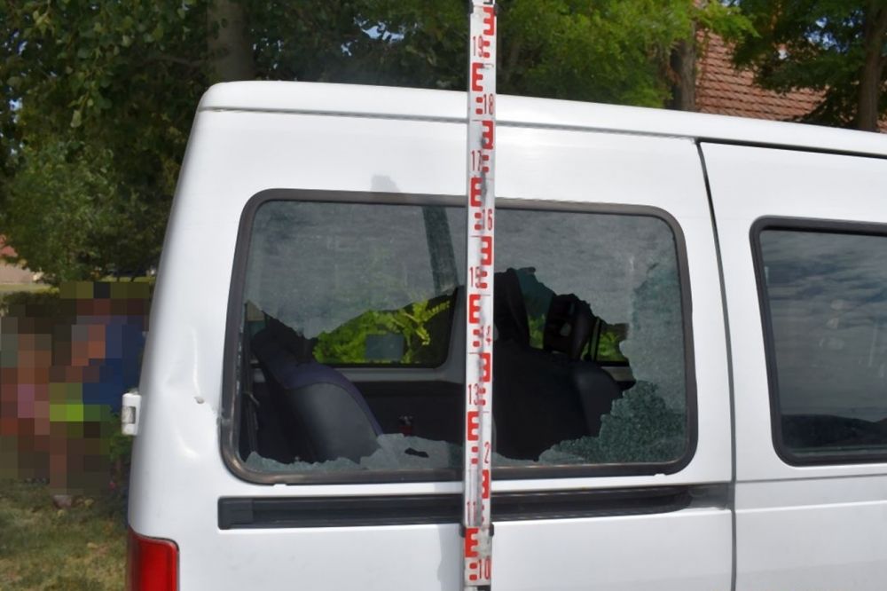 Családi vita: repült a betondarab Halason