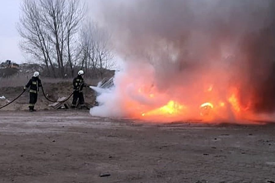 Teljesen kiégett egy autó Kiskunhalas külterületén