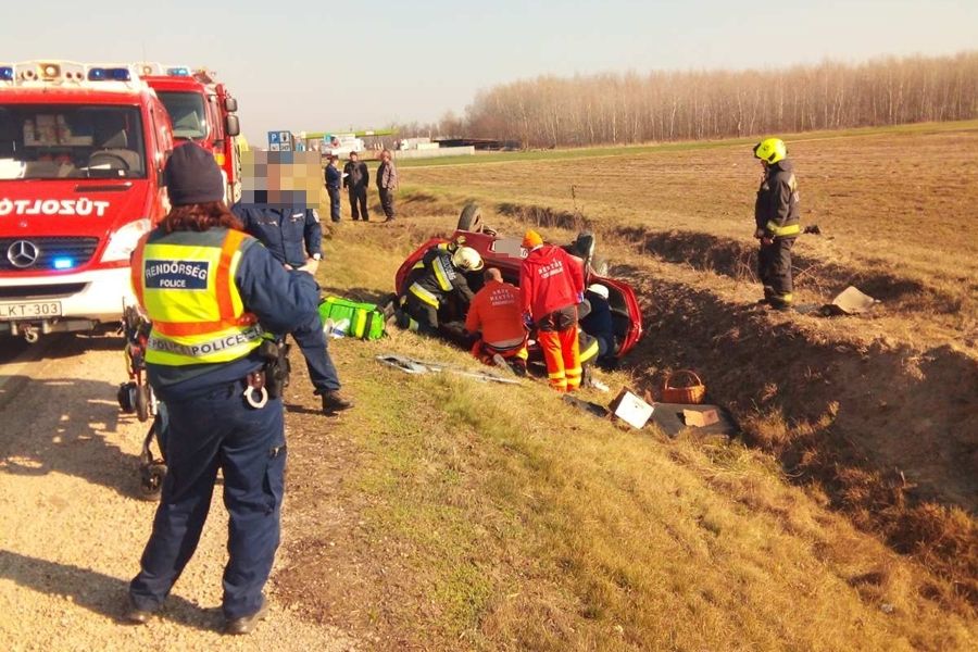 Árokba borult egy Fiat Tompa közelében