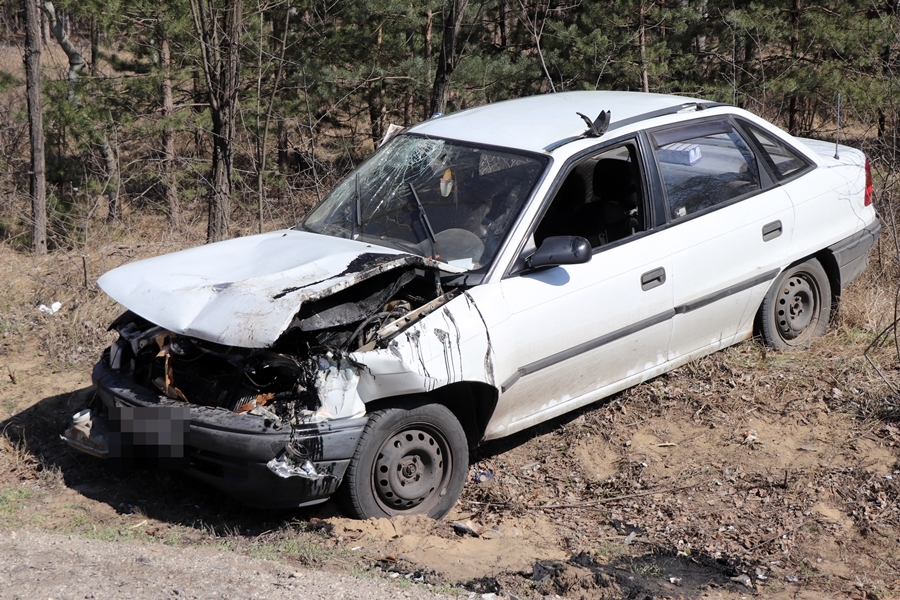 Ráfutásos baleset Kiskunhalas közelében: megsérült az Opel utasa (galéria)