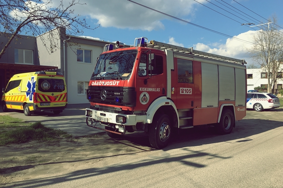 Tűzoltók, mentők az Erzsébet királyné téren