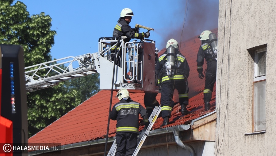Tűz volt egy informatikai raktárban a halasi kórház területén (galéria)