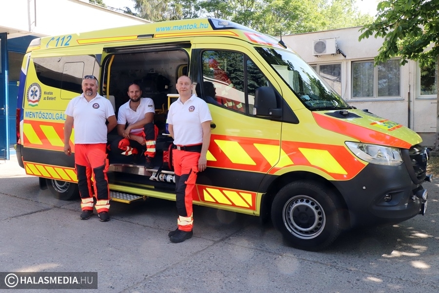 Új esetkocsi a halasi mentőállomáson (galéria)