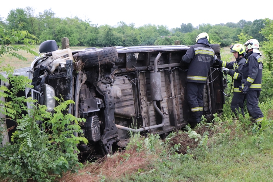 Lóval ütközött egy Fiat Ducato Kiskunhalas közelében (galéria)