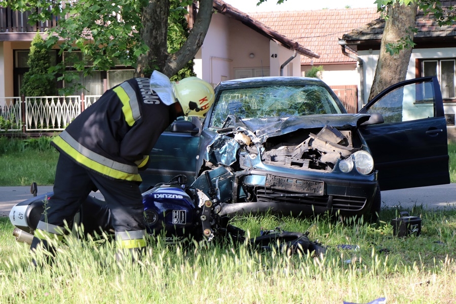 Motor és autó karambolja a Jókai utcán: mentőhelikoptert riasztottak a sérültért (galéria)