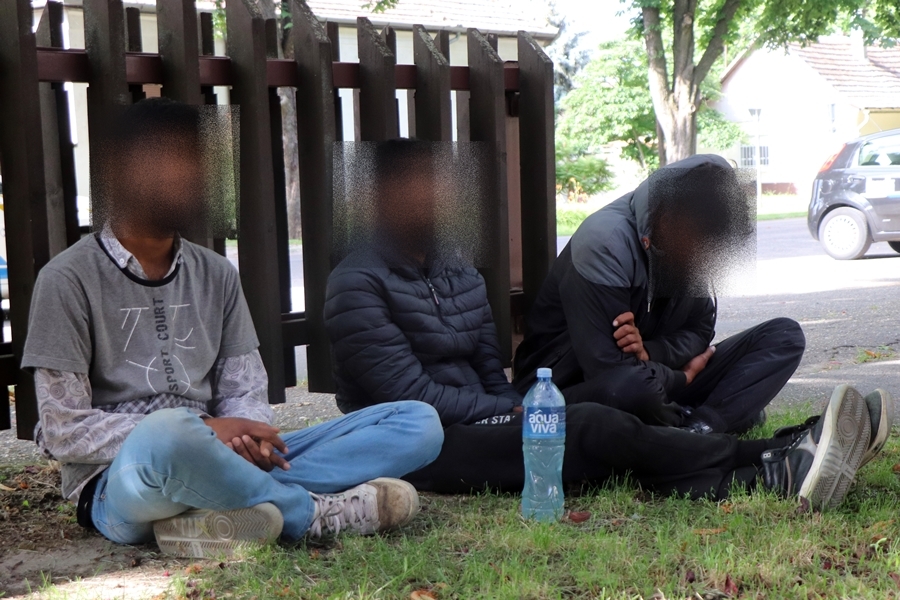 Három migránst fogtak a rendőrök a Csipkeháznál