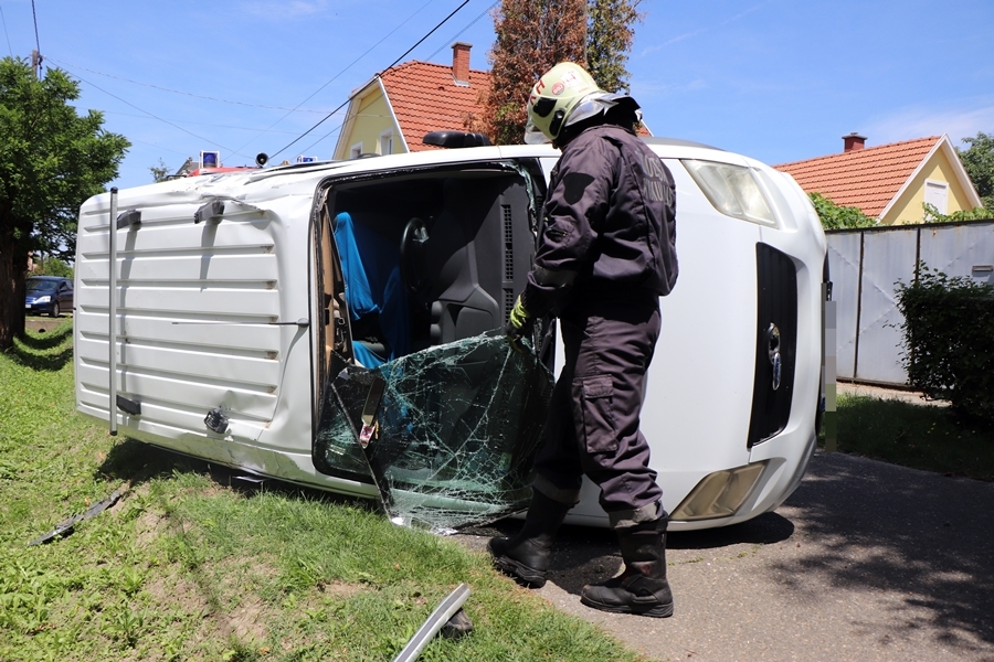 Mindkét sofőrt kórházba szállították a mentők (galéria)