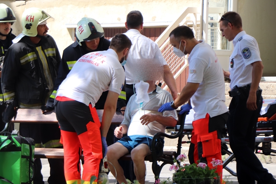 A mentők oltották el a tűzhelyen felejtett olajat a Kurucon