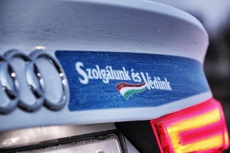 Autóba  záródott csecsemőt mentettek meg a rendőrök Halason