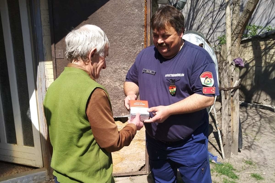 (►) Életet menthet: füstérzékelőket adott át a katasztrófavédelem