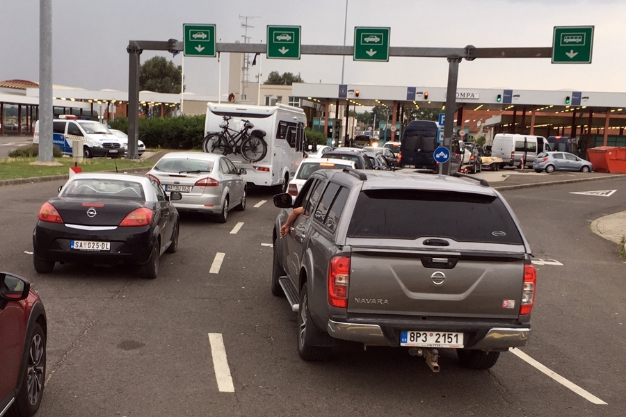 Órákat kell várni a tompai határátkelőn