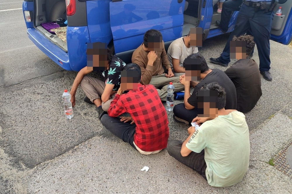 Ukrán embercsempészeket, afgán migránsokat fogtak a katolikus temetőnél