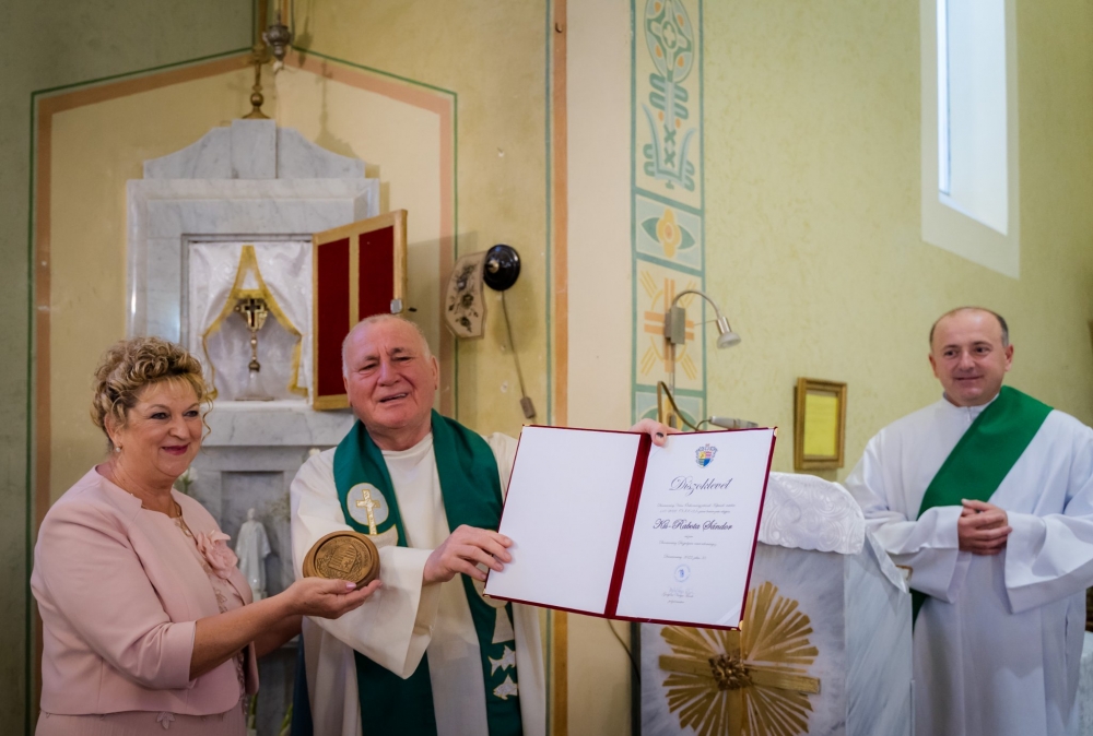 Díszpolgári címmel búcsúztatták Sándor atyát