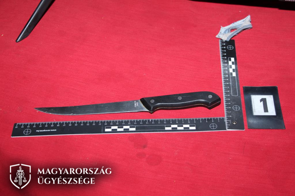 Féltékeny halasi: előbb késsel fenyegetett, majd rabolt