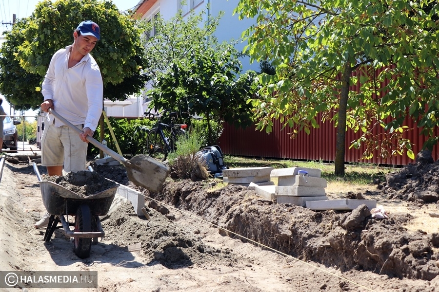Közös járdaépítés a Gárdonyi Géza utcában