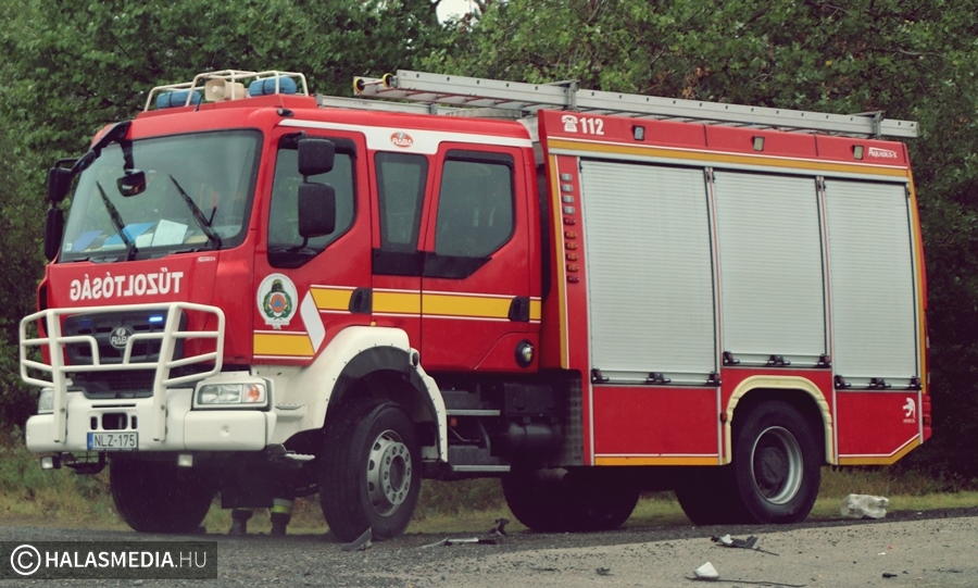 Fának ütközött egy autó Pirtón