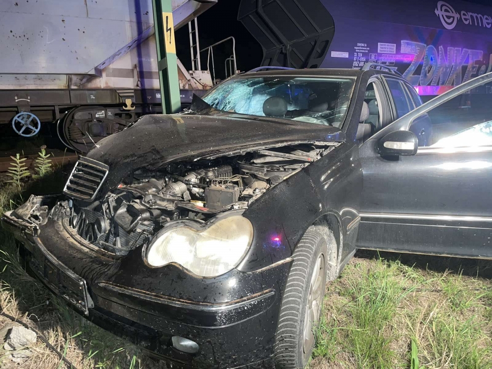 Újabb vasúti baleset: személyautó ütközött a tehervonatnak