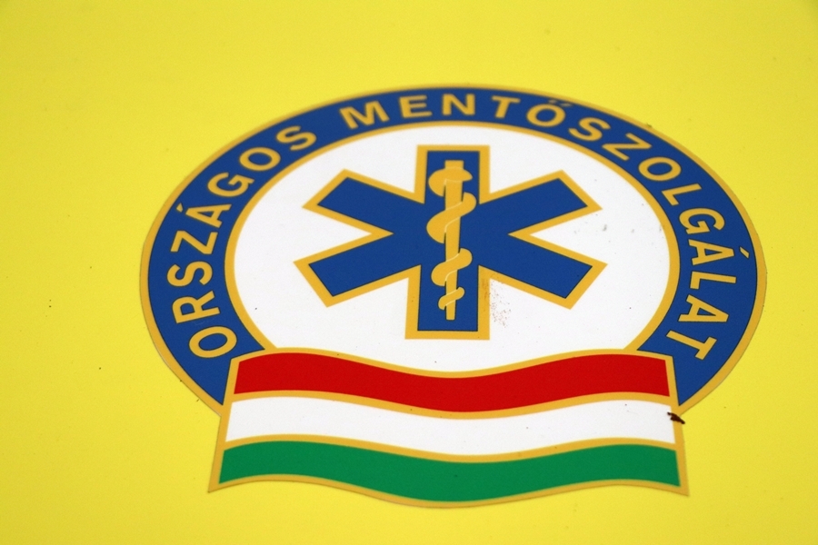 Mentőkre támadt a részeg halasi férfi