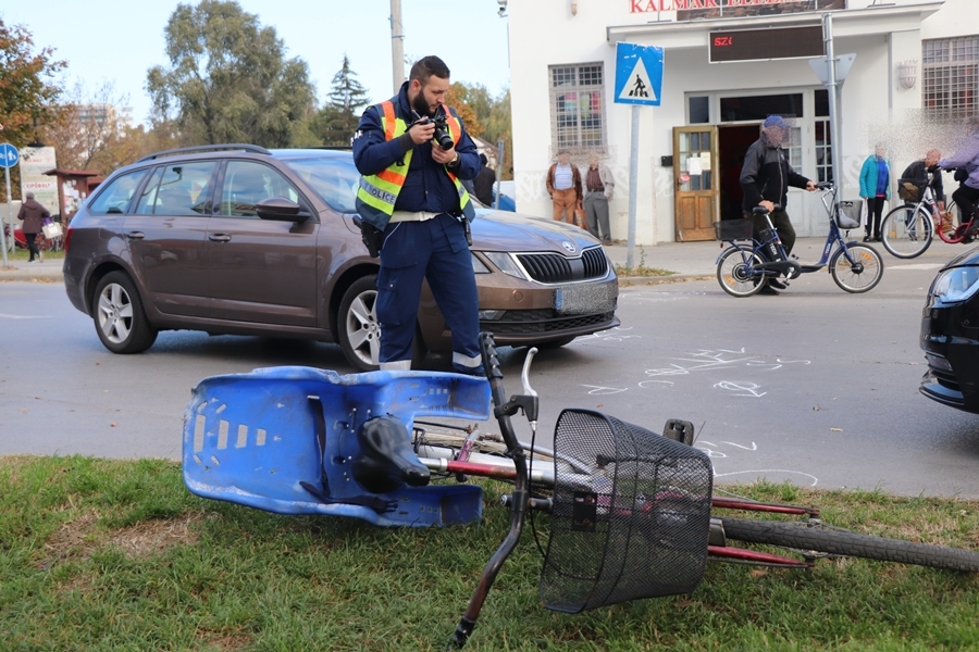 Kerékpáros édesanyát és gyermekét ért baleset a piacnál
