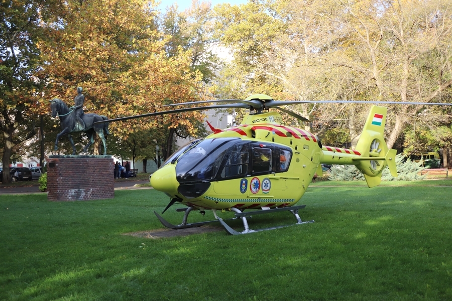 Mentőhelikopter landolt a Hősök ligetében