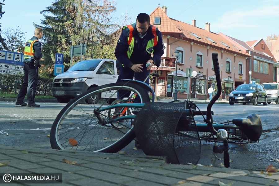 Kanyarodó autó gázolt el egy kerékpárost (galéria)