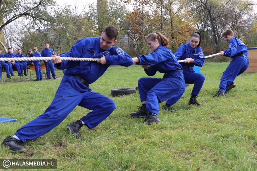 (►) Lőttek, elsősegélyt nyújtottak és rendőrautót is húztak a dékánis diákok (galéria)