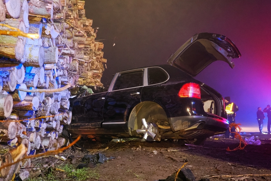 Súlyos tömegbaleset: 15-en ültek az autóban