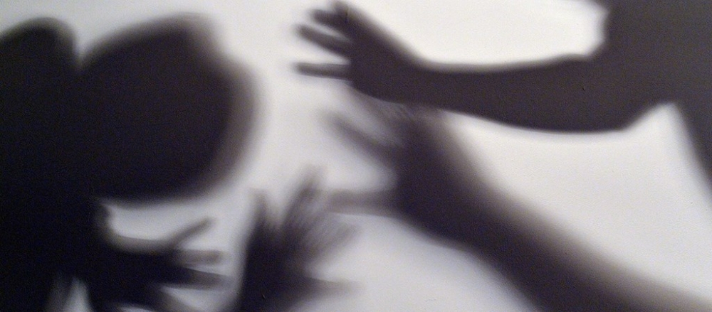 Bántalmazta és bezárta édesanyját, a szomszédját pedig fenyegette a halasi férfi