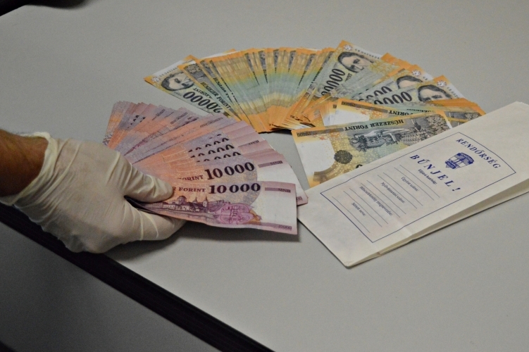 Több millió forinttal károsította meg ismerőseit a 69 éves csaló