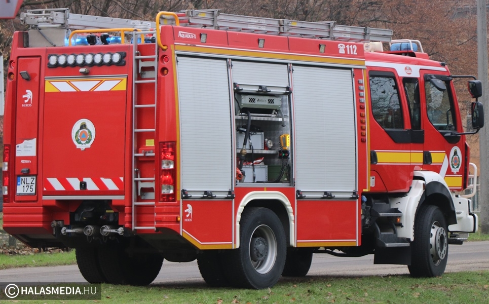 Felborult egy autó a zsanai úton