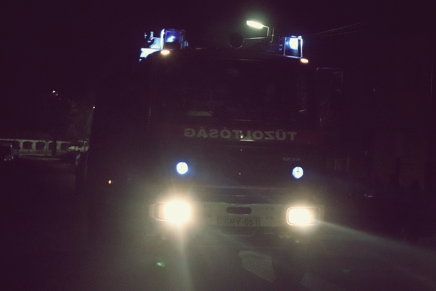 Szén-monoxid mérgezés gyanúja az Eperd utcában: négyen kerültek kórházba