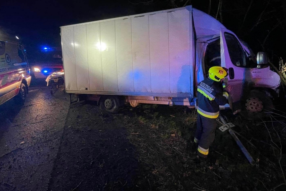 Súlyos balesetekhez riasztották a halasi tűzoltókat
