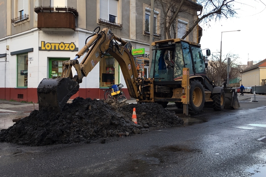 Csőtörés a főtéri lottózónál