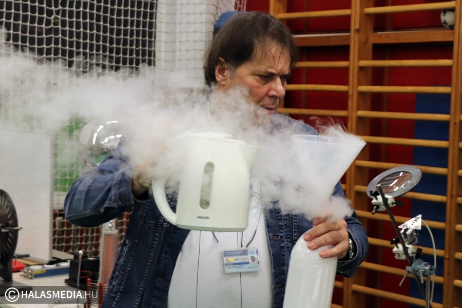 (►) Dehogy száraz tantárgy a fizika! (galéria)