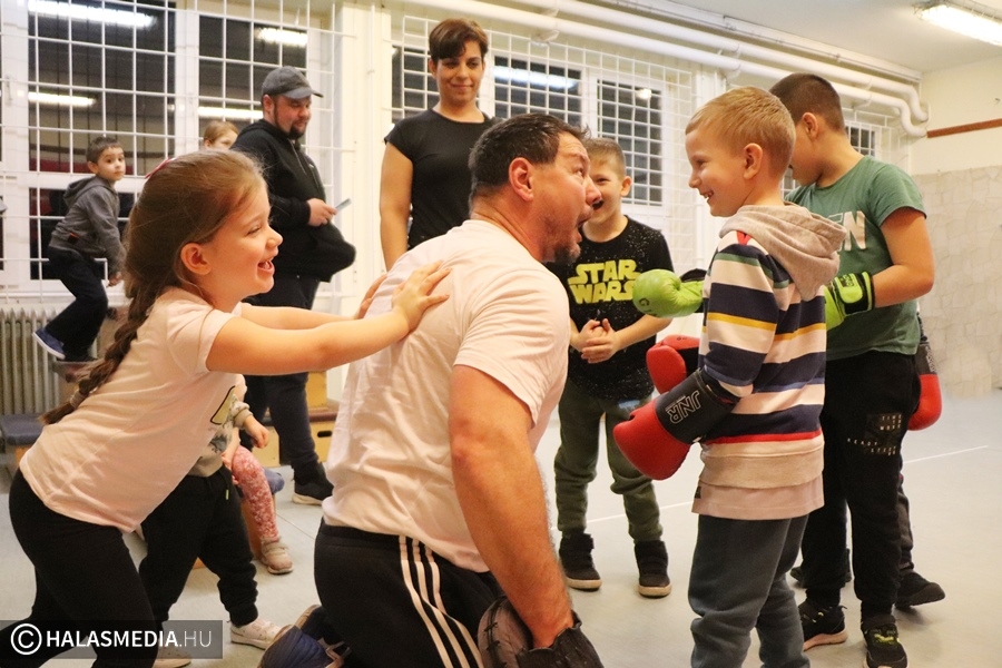 (►) Madár ismét elvarázsolta a gyermekeket (galéria)