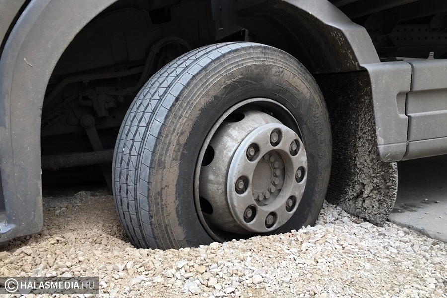 Elsüllyedtek a teherautó kerekei a belvárosban (galéria)