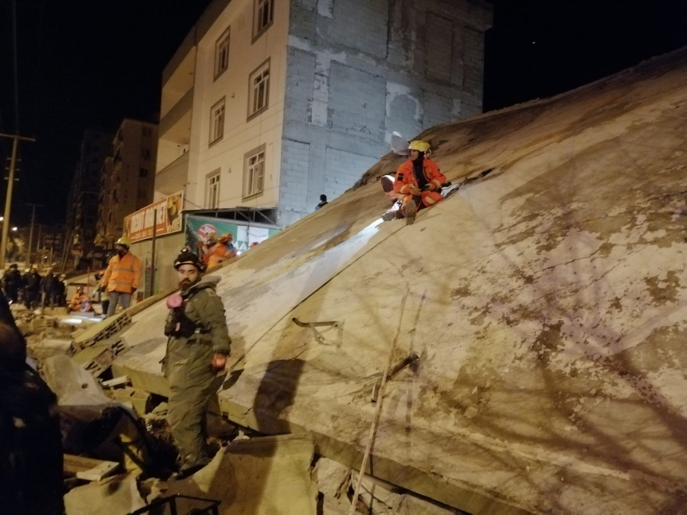 Sikeres mentőakció: török lányt szabadítottak ki a romok alól Égető Szilárdék