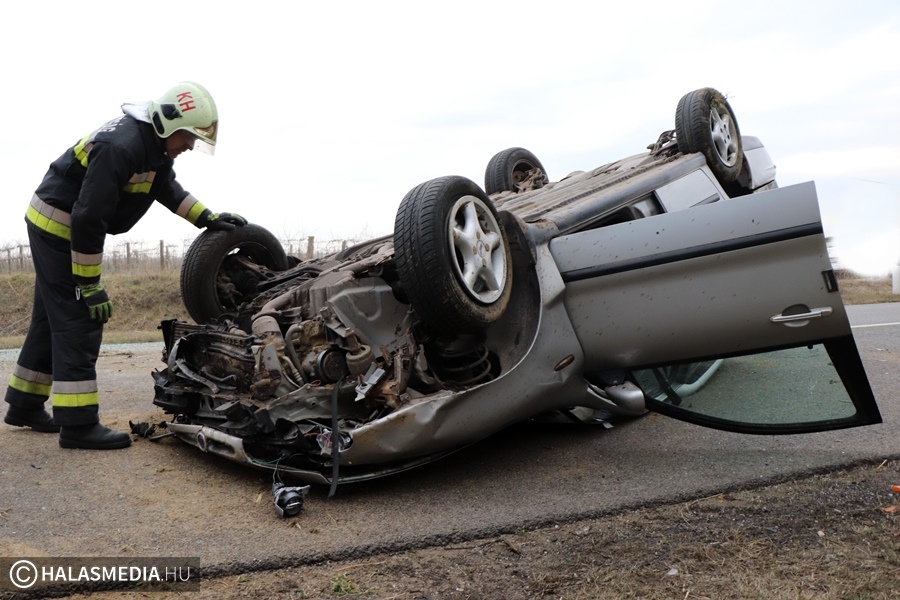 Tetejére borult egy Fiat Kiskunhalas közelében (galéria)