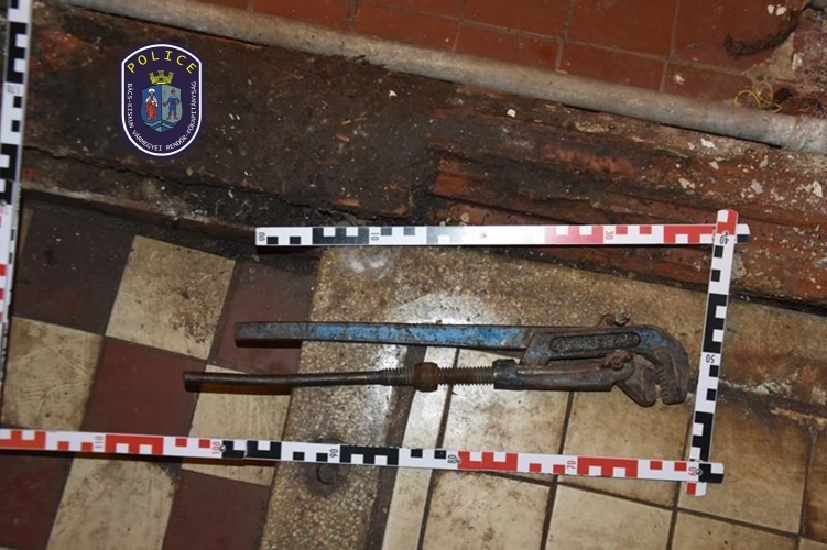 Halasi rablónő, franciakulccsal