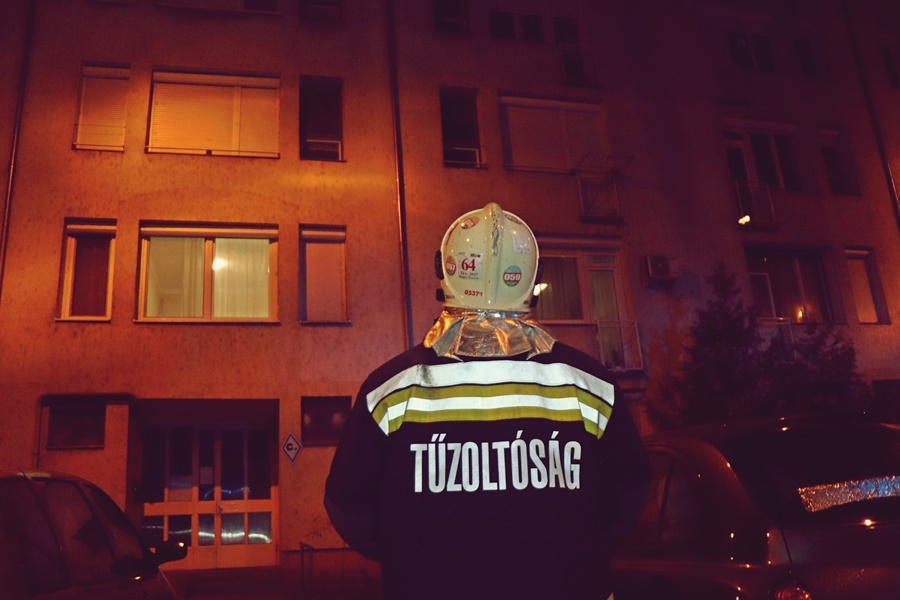 Tűz volt az Esze Tamás lakótelepen: két ember került kórházba