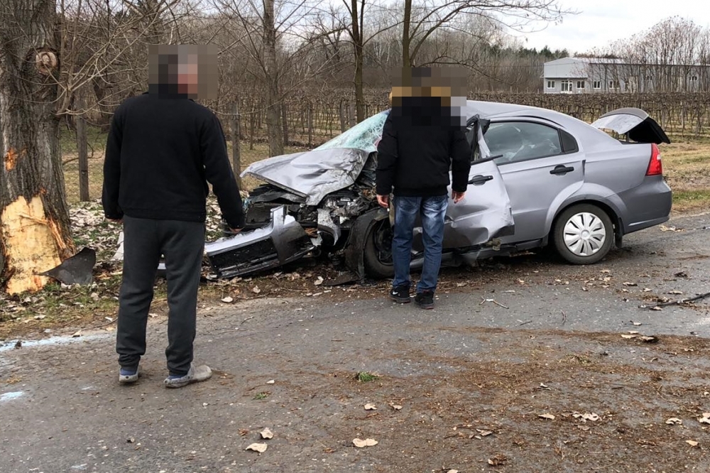 Fának hajtott egy autó Imrehegynél, mentőhelikopter érkezett a helyszínre