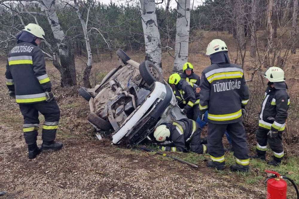 Árokba hajtott és fának ütközött egy Opel