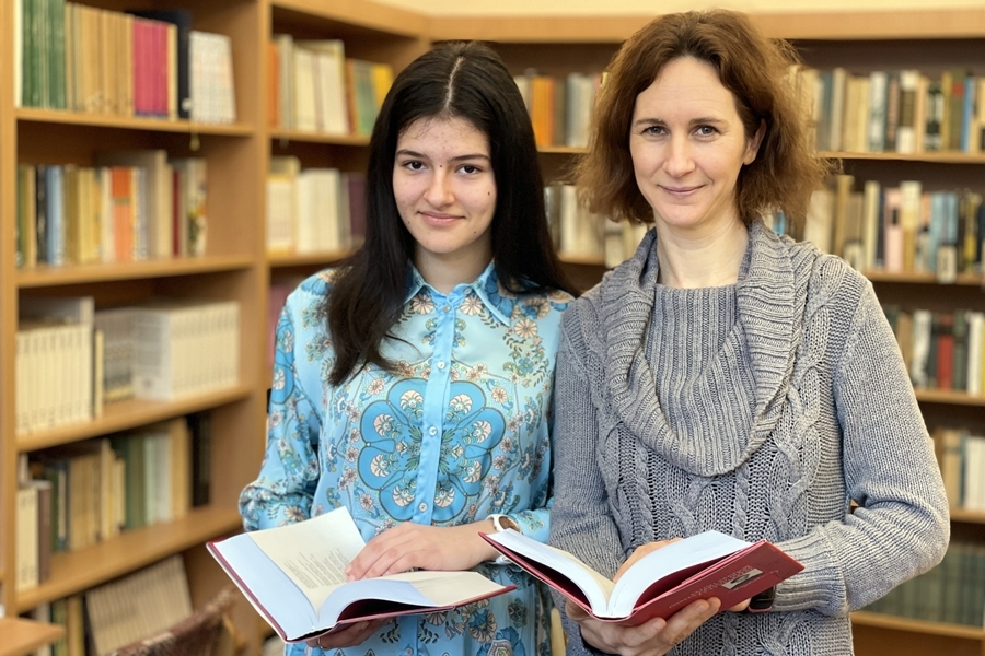 (►) Kohi Jasmine, aki gyönyörűen szaval Petőfi-verset