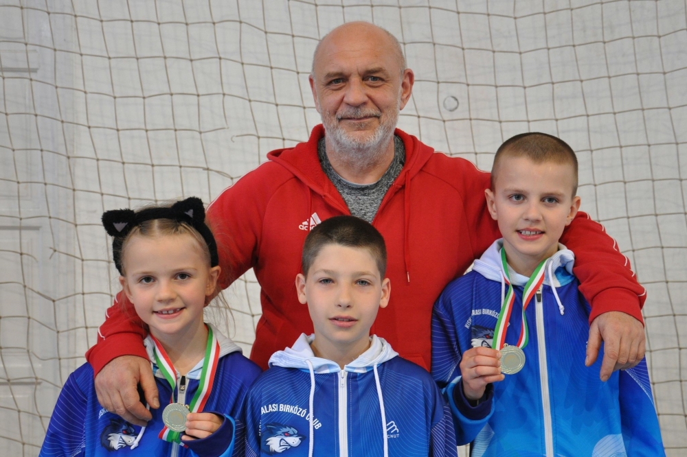 Aranyérmes halasi birkózók