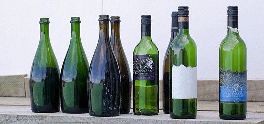 Üres borosüvegek, vödörnyi nemesvakolat, valamint két tolvaj