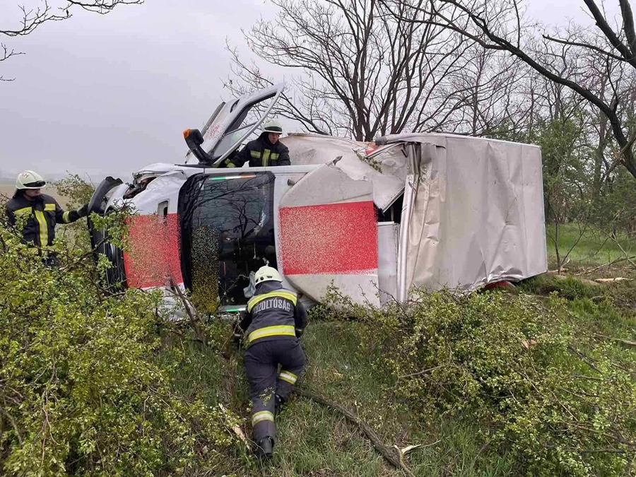 Árokba hajtott, felborult egy kenyérszállító Kiskunhalas közelében