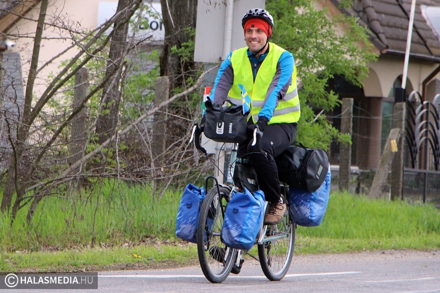 Halason is otthon érezte magát Valentin, a kerékpáros világvándor (galéria)