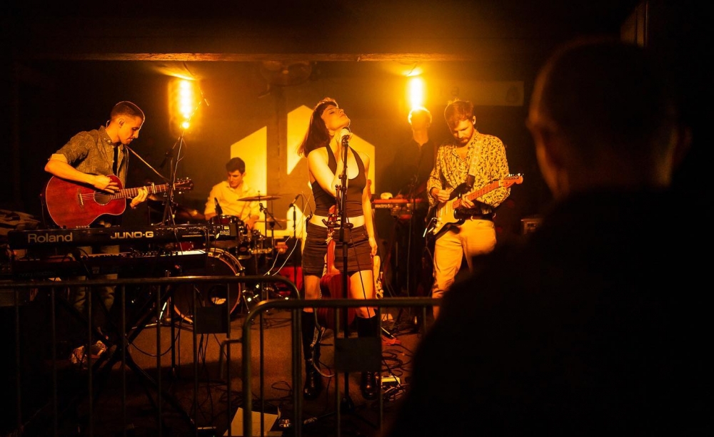 Halasi zenészek az A38-as hajó televíziós koncertjén