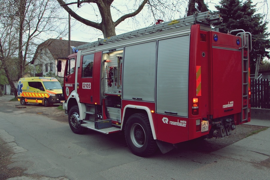Idős asszonynak segítettek a mentők és a tűzoltók